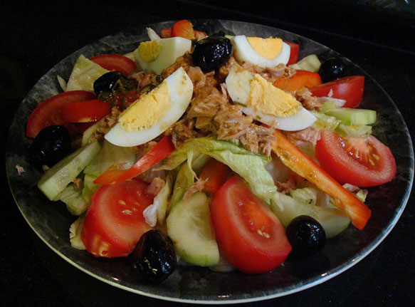 Салат с тунцом и помидорами – заряжает энергией на весь день